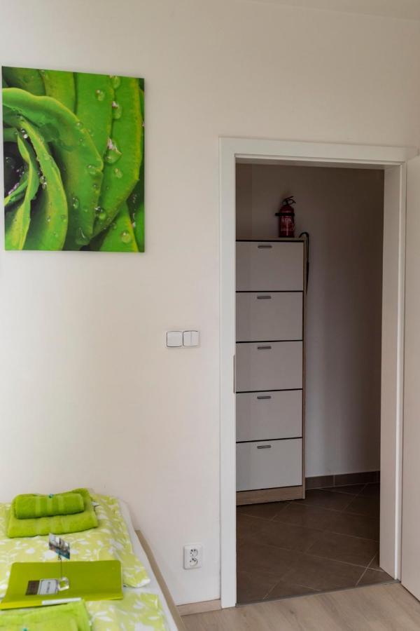 פראג Bastien Studio Near Airport מראה חיצוני תמונה